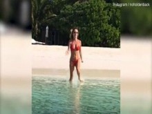 Amanda Holden corriendo en bikini estilo baywatch