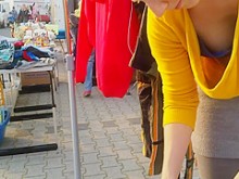 Vendedora de mercado callejero capta su gran escote con la cámara
