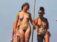 Caliente hippie nudista polluelos playa vid