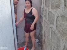 Filipina tomando un baño fuera de la casa follada