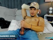 Alessandro King en Flirt4Free - El semental barbudo se pone manos a la obra con su polla gruesa