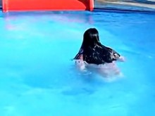 Dulce muñeca morena ha perdido sus bragas de bikini en la piscina