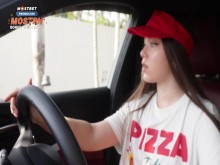 Follé a una parrilla de pizza por llegar tarde, conseguí una propina con un poderoso creampie en su coño