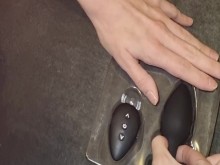 18yo Virgin intenta ajustar el enchufe de tope vibrante pero lucha