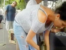 Gran blusa baja sobre la mujer