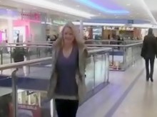 Mujer exhibicionista da mamada en el vestidor en el centro comercial