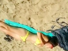 Cumming a una chica bikini en la playa