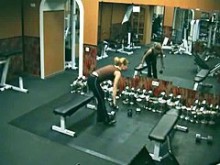 Haciendo deporte desnudo