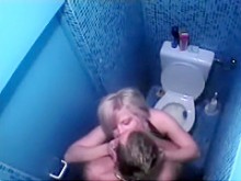 Atrapada pareja follando en el baño