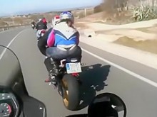 Tanga de una chica de motocicleta
