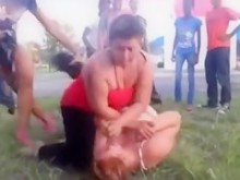 Damas gordas que se golpean entre sí