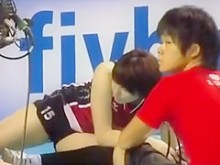 Las chicas de voleibol asiáticas se estiran antes de un partido