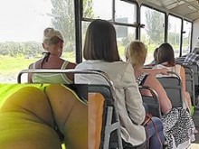 Dos adorables novias hablan mucho en upskirt (falso)