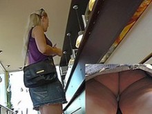 Video upskirt (falso) con mujer rubia en la falda de jean corta
