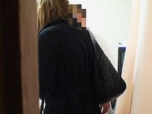 Chica en nada más que bragas frotadas en el video de la cámara