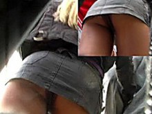 Upskirt (falso) de una chica de pantimedias