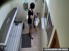 Moreta sexy chica relajándose en solarium