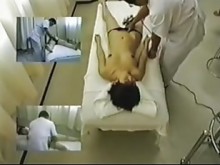 Películas de cámara ocultas Una morena asiática obteniendo un masaje sensual