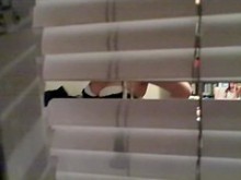 Real desnudez aficionada espiada a través de las rejillas en la ventana