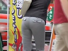 Nena en pantalones apretados se dobla y se pone en videos sinceros