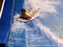Sexy Flowrider la está demostrando Downblouse en Aqua Park