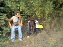 Las chicas reales se sentaron orinando al aire libre y se subieron a la cámara