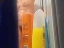 Madrastra desnuda atrapada en la ducha por