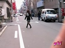 Street Sharking expone bragas negras sexy en una chica japonesa