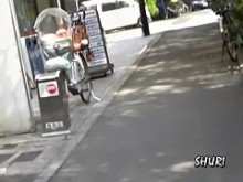 La chica apretada de cabello marrón se sorprende realmente durante la acción pública de la participación