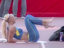 Sexy rubia atlética calentamiento