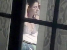 Chica de vecina casi desnuda se asomó