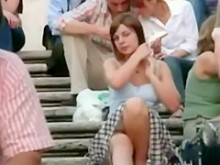 Revisando sus bragas mientras está sentada