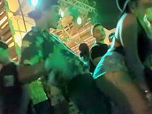 Twerks de chica caliente sobre chico cachondo