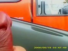 La polla que muestra la mujer sexy en el autobús quiere lamerlo y chuparlo