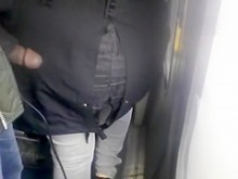 Tocando su culo curvilíneo con una polla erigida