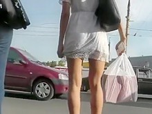 El clip Hot Upskirt (falso) muestra el culo joven perfecto de una niña (18+)