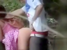 Doggystyle Sex contra un árbol en el parque central