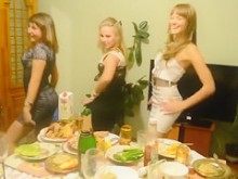 Tres deliciosas chicas se vuelven realmente locas en una fiesta