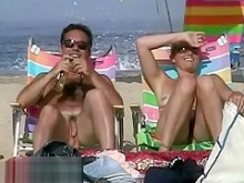 Caliente de una playa desnuda con polluelos flacos desnudos