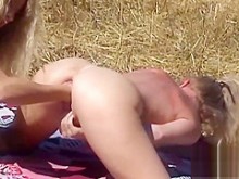 Lesbianas de milfs franceses en el trío delantero exhibe el borde de la carretera y con una virgen en el tren