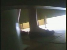 Hace un video de orina escondida sexy