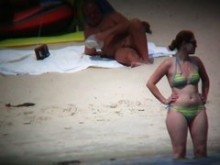 Espías de playa desnudas en una rubia de pecho alegre