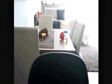 Estancia durante la noche se masturba en el sofá en la sala de estar