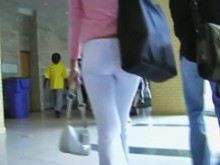 Fit Mororeta en pantalones blancos con ceñidas camina en un estudiante de más de 18 años.