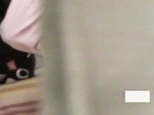 Asian quita los pantalones de pijama para la masturbación