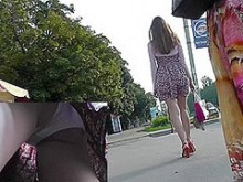 Las chicas de patas largas se vuelven (falsas) en la parada de autobús