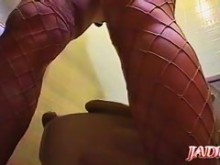 Chica en las malas frotando el coño hasta el orgasmo en la leva del inodoro