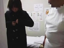 Chica con coño espeso está en estado preorgásmico en pornografía