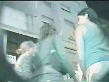 Una chica regordeta muestra su coño perforado en este video upskirt (falso)
