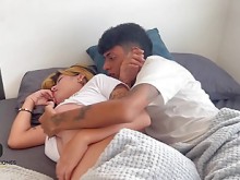 Compartiendo una cama con mi tímida hermanastra, me hace follarla en el culo y corre en su boca.